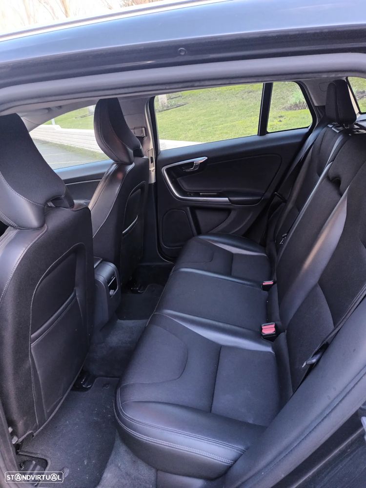 Volvo V60 Cross Country 2.0 D3 Momentum Geartronic - 2