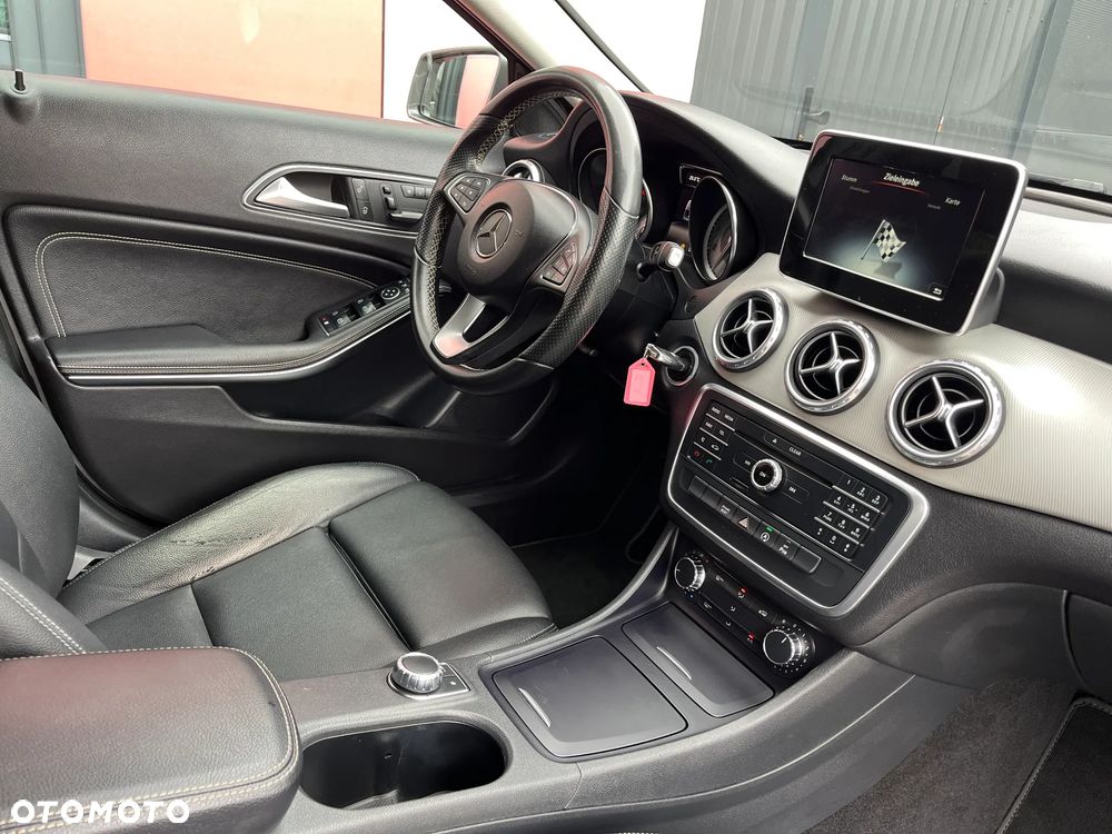 Mercedes-Benz GLA 200 7G-DCT UrbanStyle Edition - 15