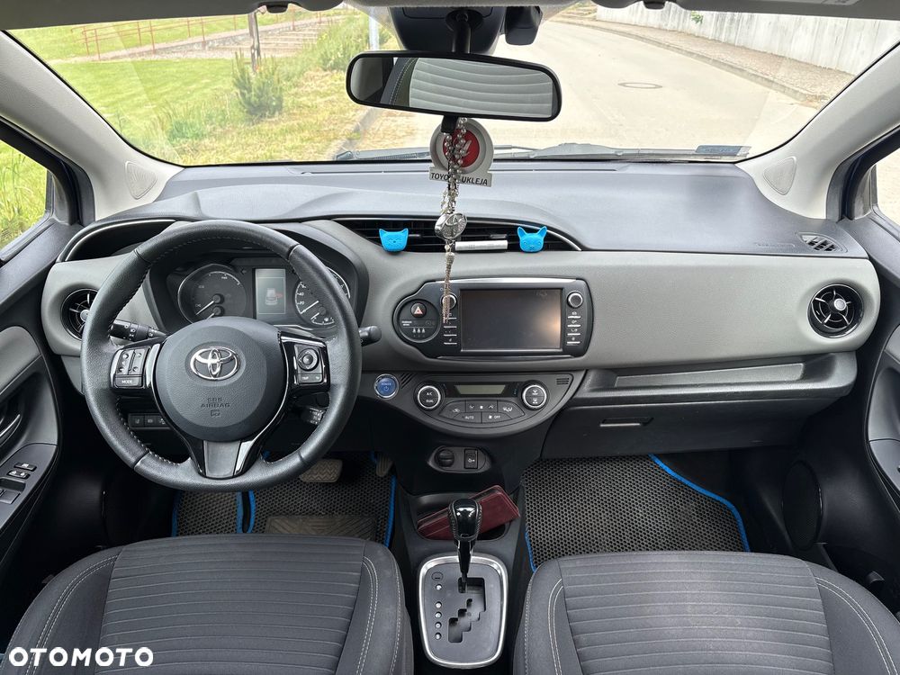 Toyota Yaris Hybrid 100 Selection - 12