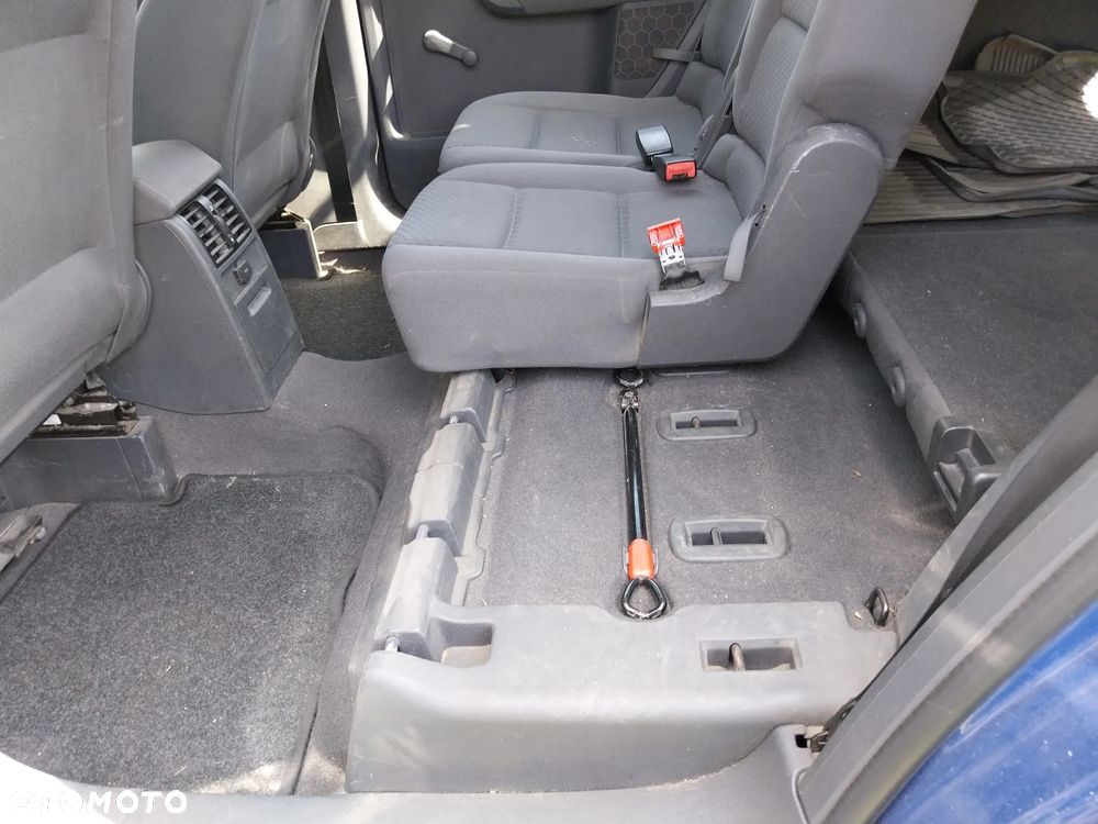Volkswagen Touran - 24