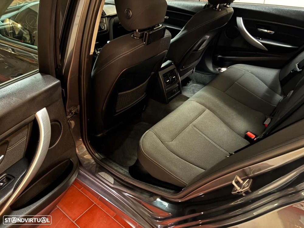 BMW 318 d Line Sport - 26