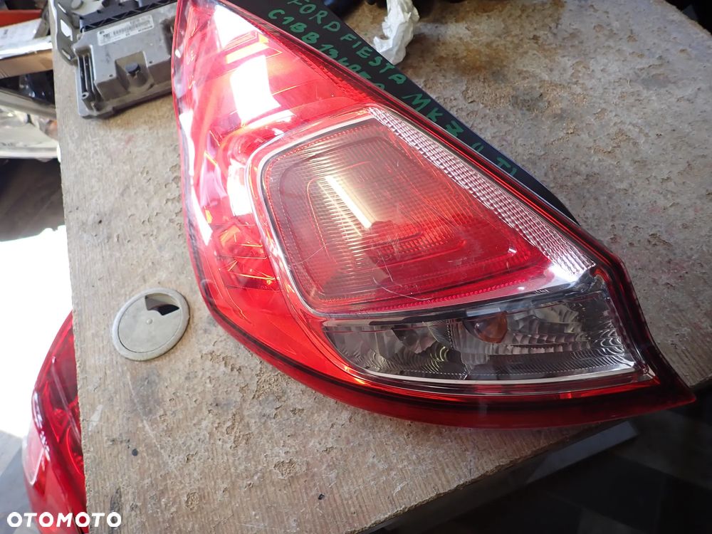 FORD FIESTA MK7 LAMPA LEWA TYŁ C1BB13405A - 2