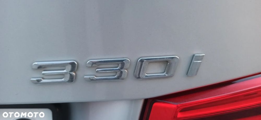 BMW Seria 3 330i Sport Line - 23