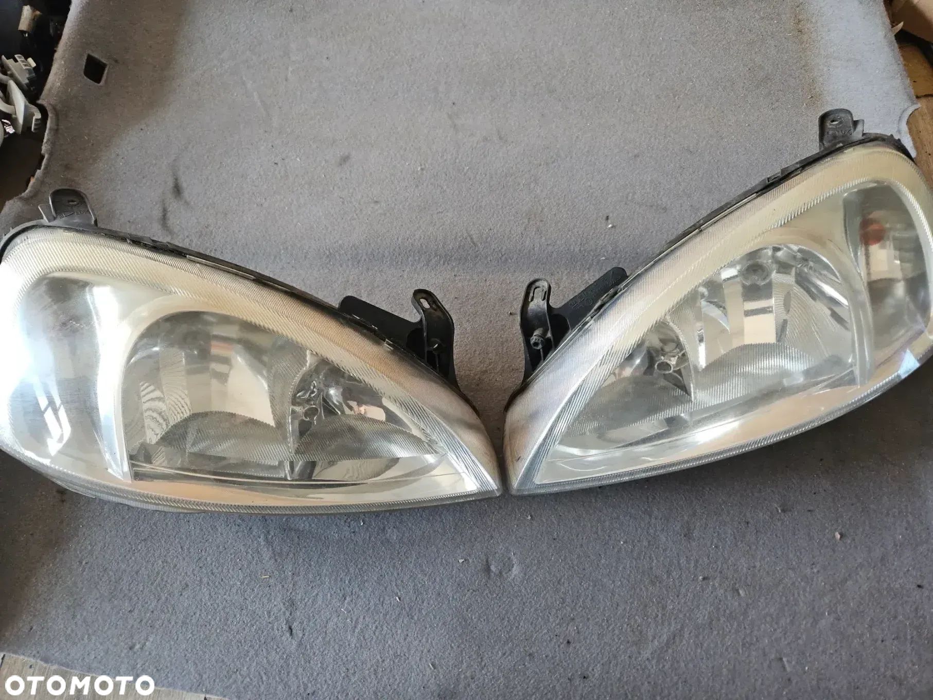 Lampa  prawa przód przednia Opel Corsa C 2003r Europa - 1
