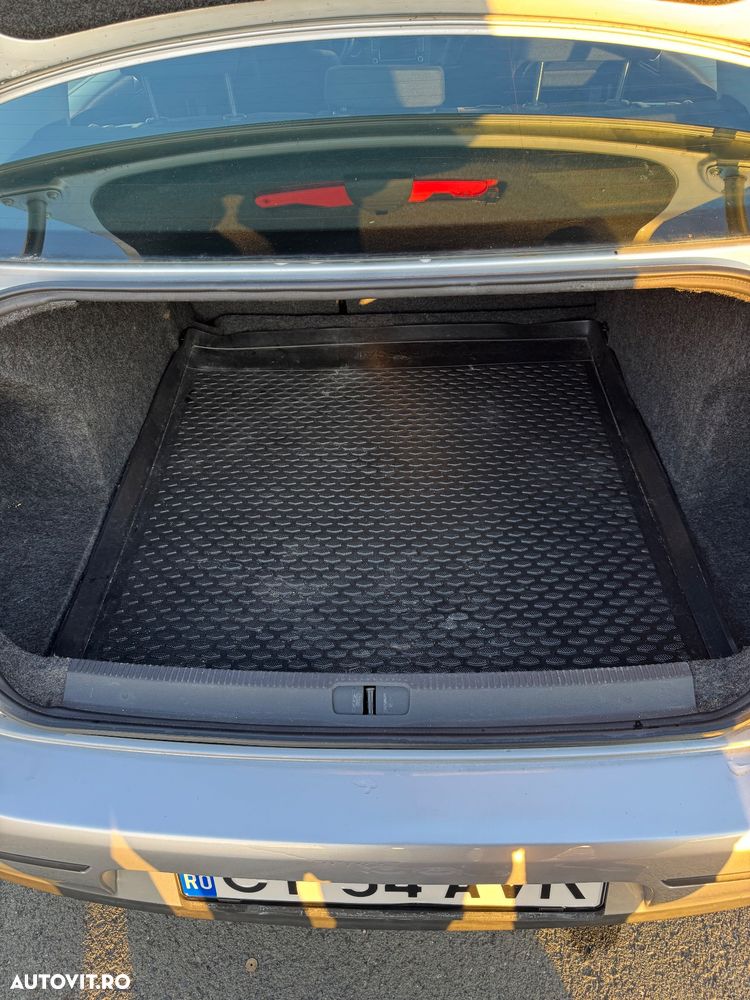 Volkswagen Passat 2.0TDI Comfortline DPF - 14