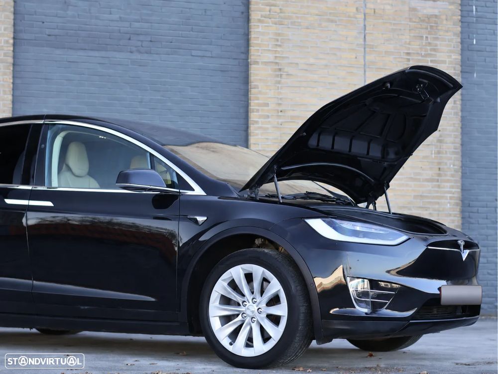 Tesla Model X 90D - 8