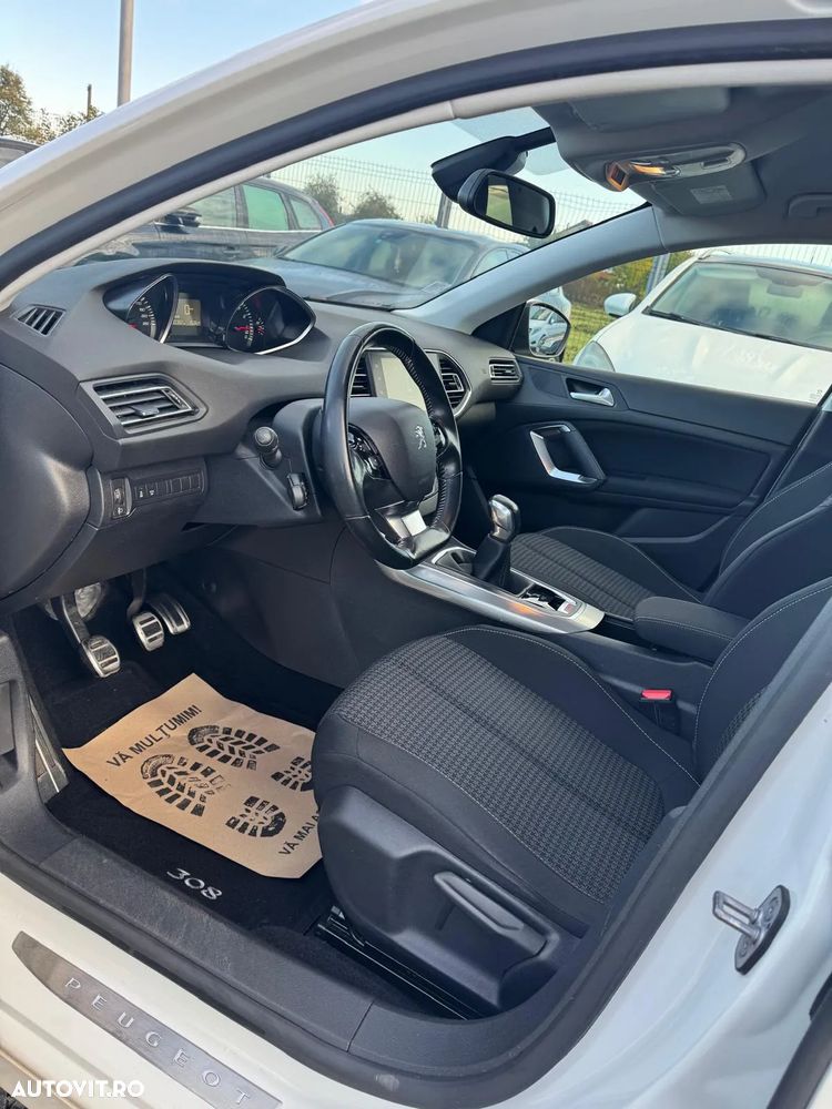 Peugeot 208 - 8