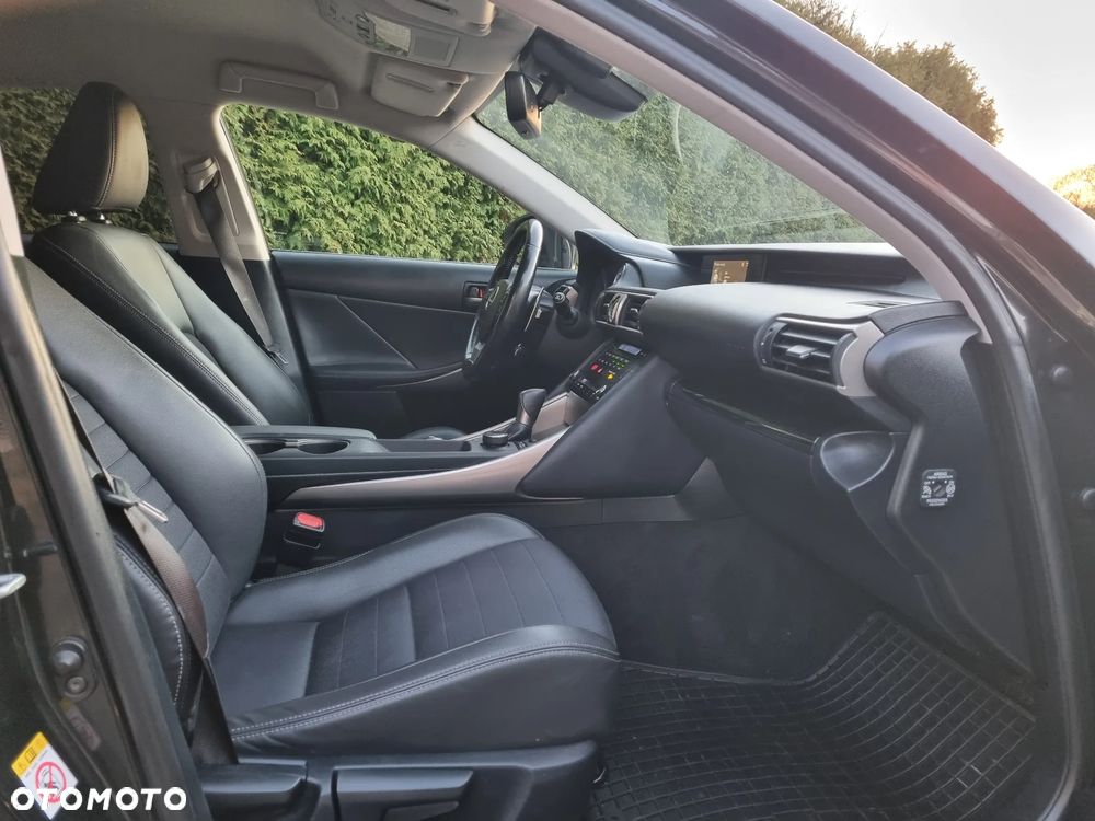 Lexus IS Business Edition - 8