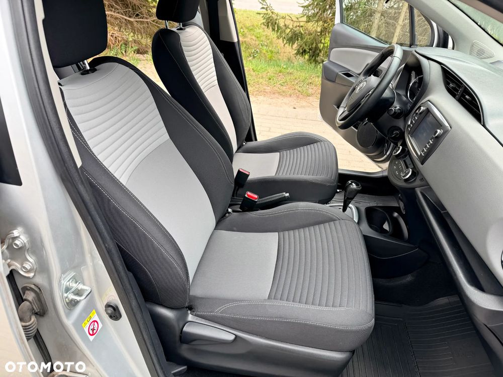 Toyota Yaris Hybrid 100 Sol - 16