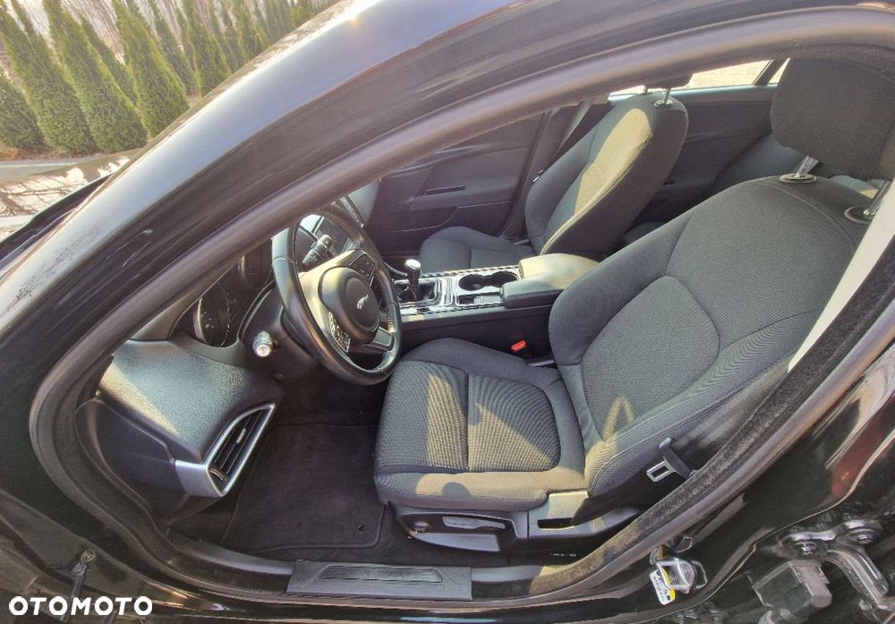 Jaguar XE - 15