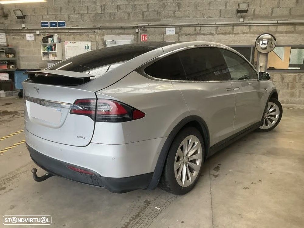 Tesla Model X 90D - 4