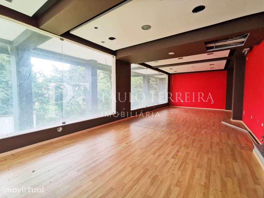 Loja com 3 pisos no centro de Famalicão - Grande imagem: 2/5