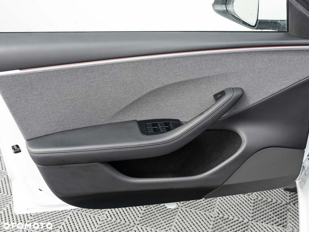 Tesla Model 3 - 10