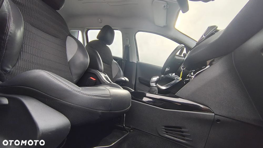 Peugeot 2008 1.6 BlueHDi Allure S&S - 23