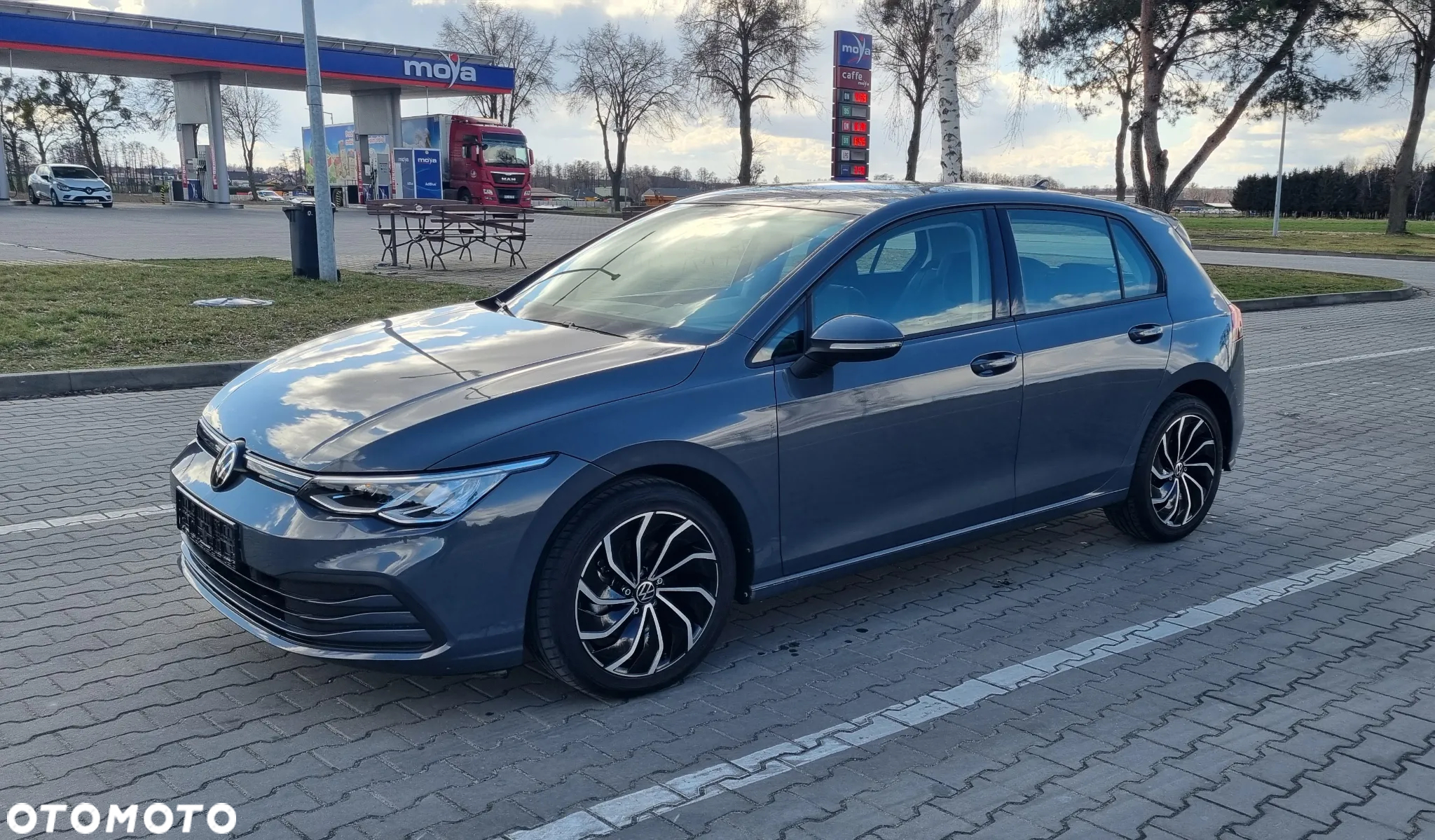 Volkswagen Golf VIII 1.0 eTSI Life DSG - 2