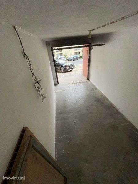 Garagem - Monte Abrão - Grande imagem: 2/11