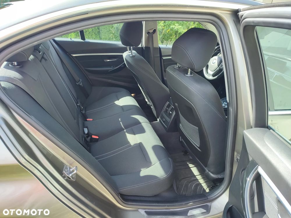 BMW Seria 3 320d Sport Line - 12