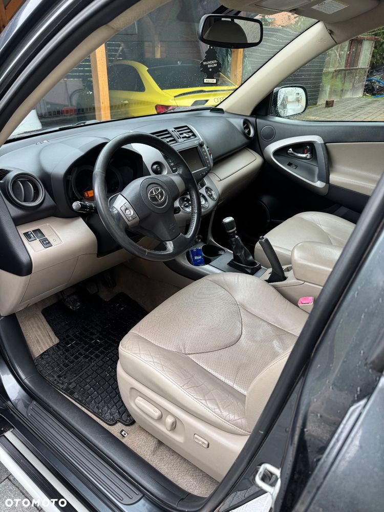 Toyota RAV4 - 8