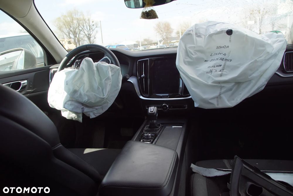 Auto na części - Volvo V60 II 2.0 D4 190 KM D4204T14 TG-81SC 727 2019R Silnik Skrzynia Drzwi Błotnik Klapa Zderzak Lampa Lusterko Klamka Szyba Deska Kokpit Sterownik Moduł Czujnik Licznik Wyświetlacz Panel Kierownica - 17