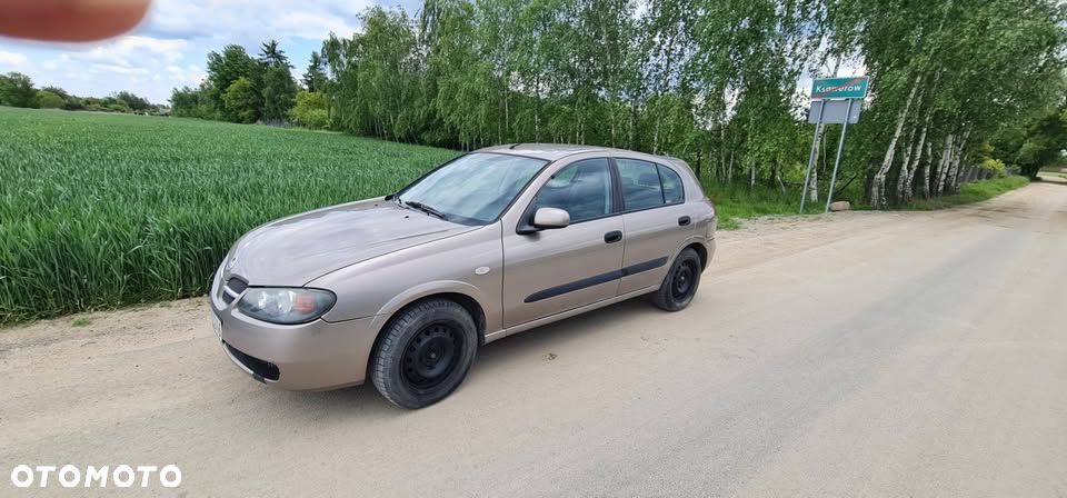 Nissan Almera 1.5 Base - 4