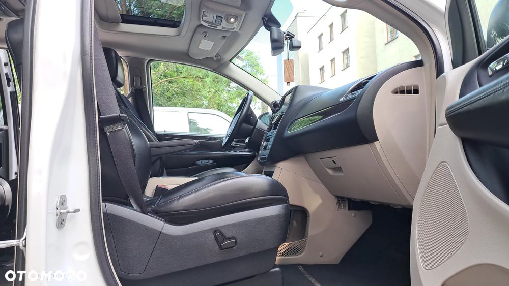 Chrysler Town & Country 3.6 Limited - 12