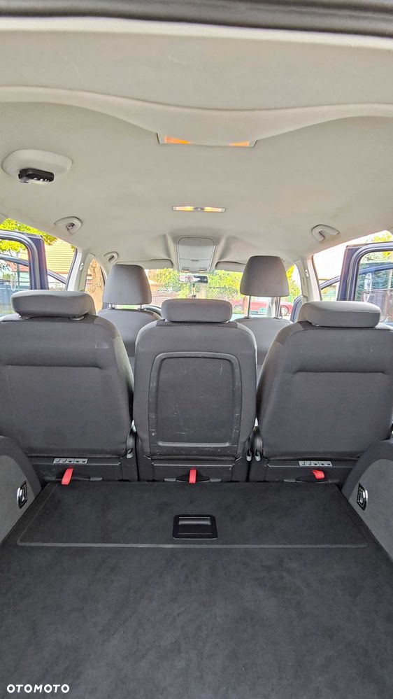 Volkswagen Touran - 11