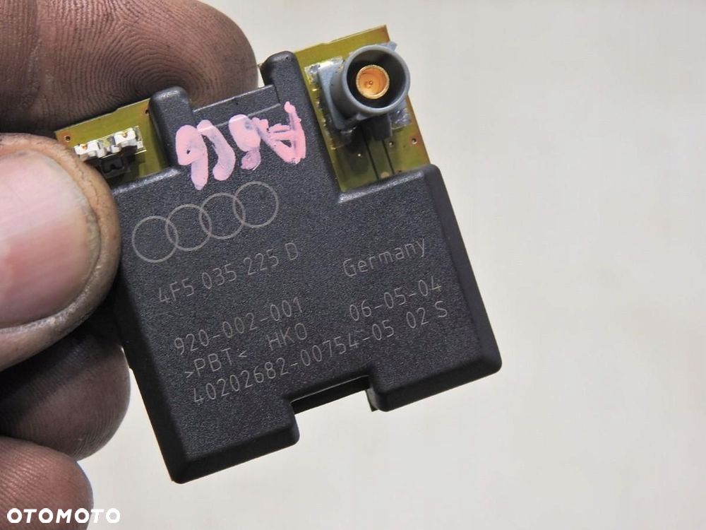WZMACNIACZ ANTENY AUDI A6 C6 4F5035225D - 4