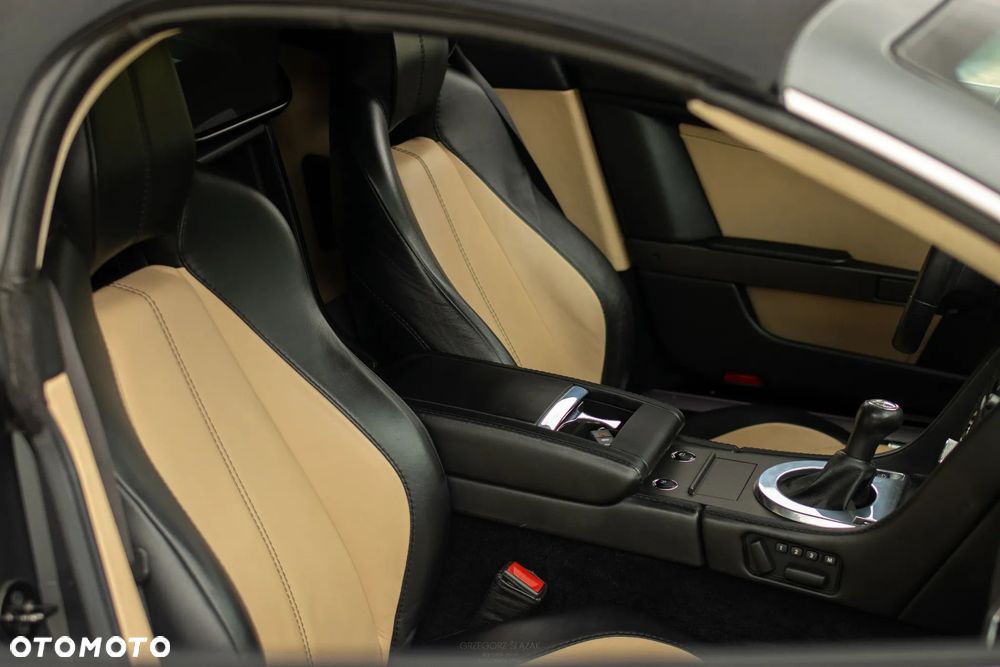 Aston Martin V8 Vantage - 12