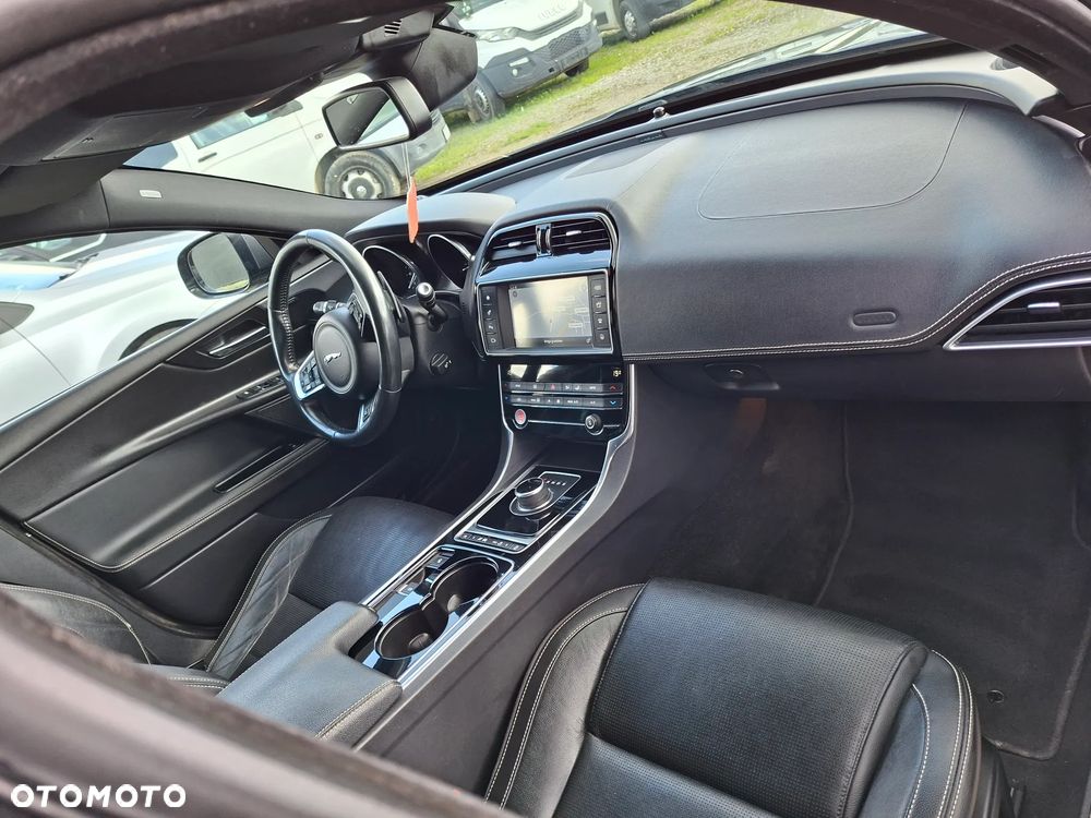 Jaguar XF 2.0 i4D AWD R-Sport - 9
