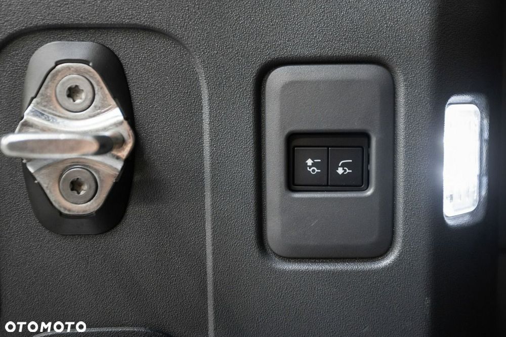 Land Rover Defender - 28