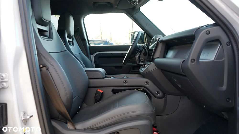 Land Rover Defender - 16
