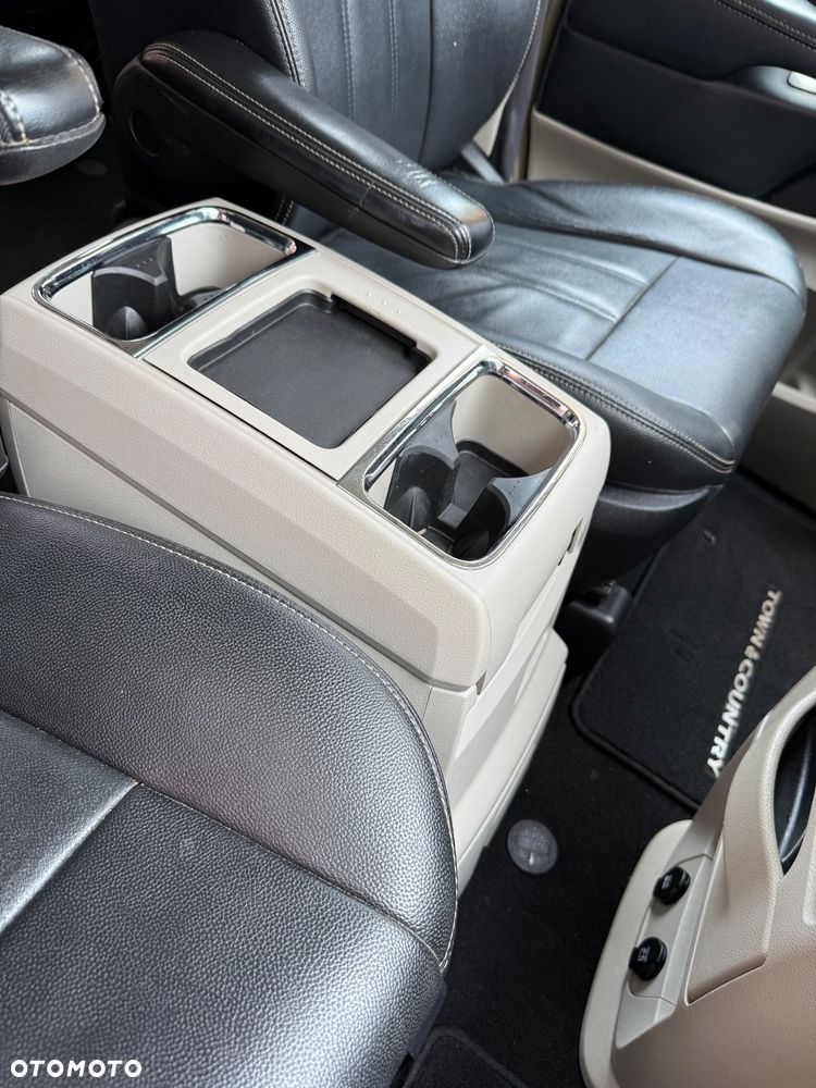 Chrysler Town & Country 3.6 Limited - 13