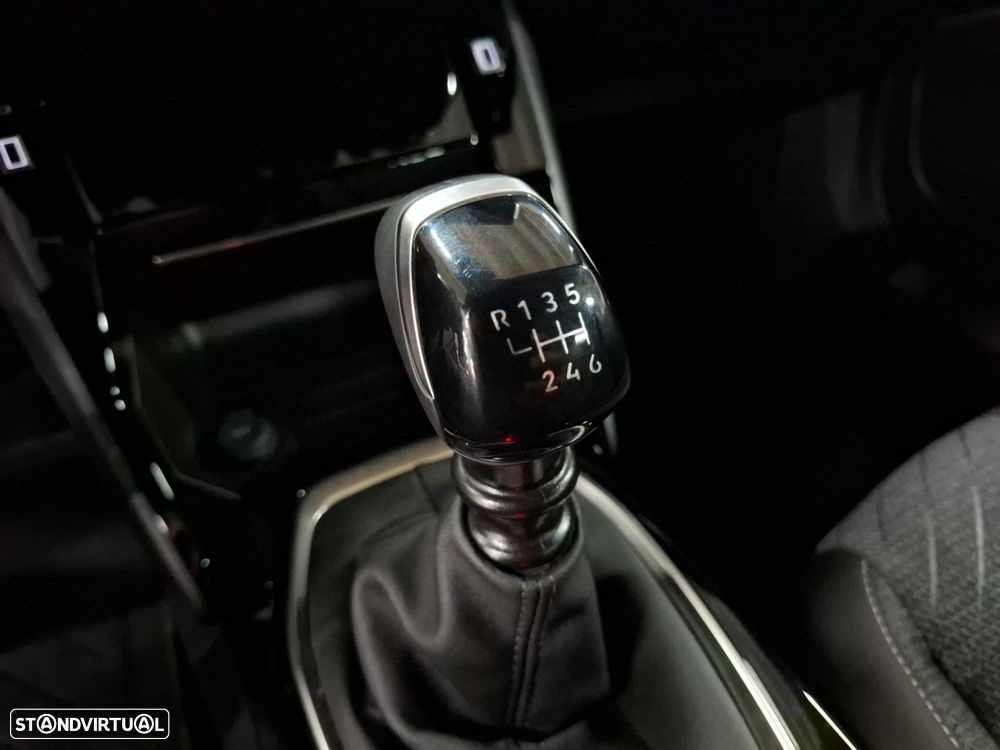 Peugeot 2008 1.2 PureTech Allure — fotografia 17