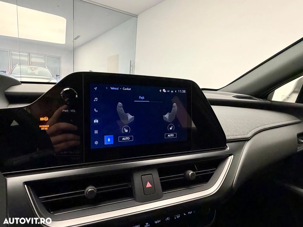Lexus UX 300h AWD CVT HEV Business - 24