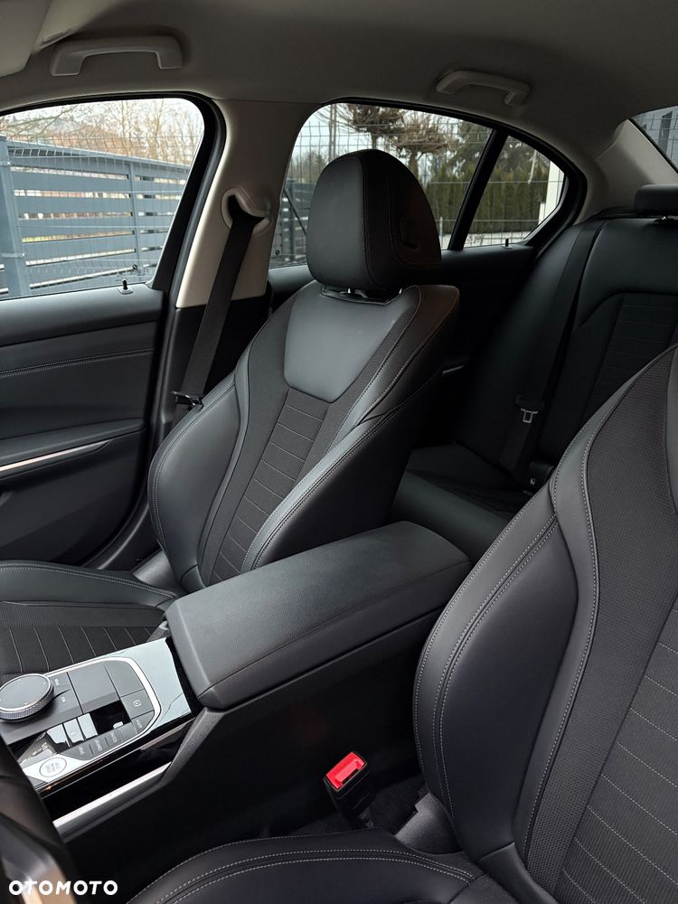 BMW Seria 3 318i Sport Line - 24