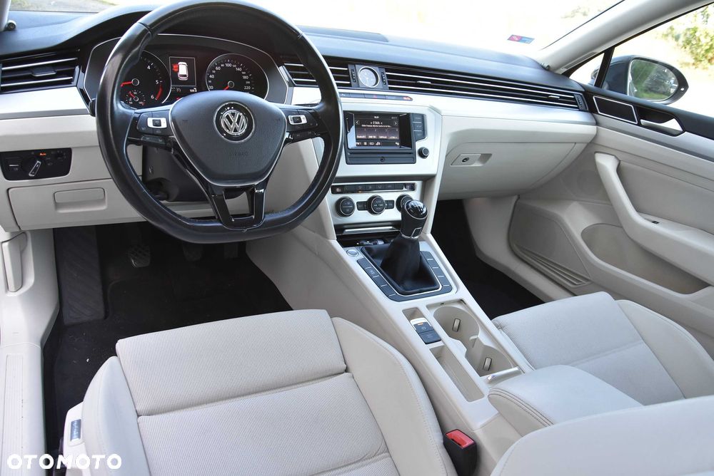 Volkswagen Passat - 8