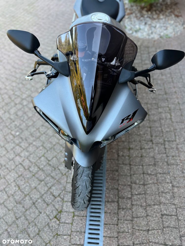 Yamaha R1 - 24