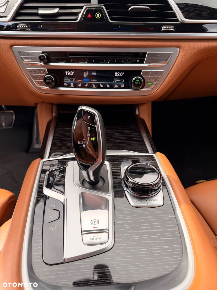 BMW Seria 7 740d xDrive mHEV - 33
