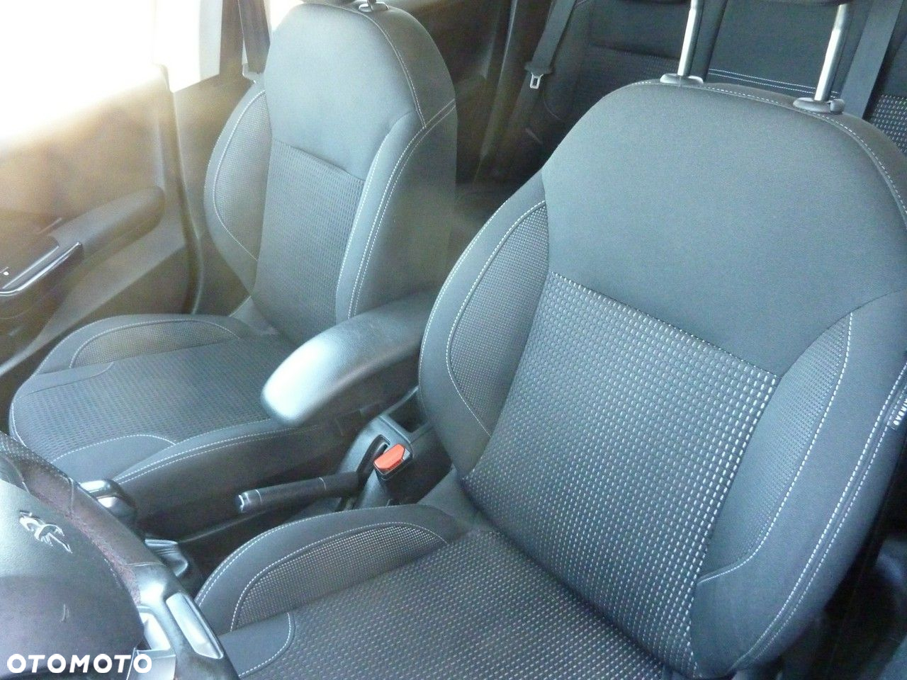 Peugeot 208 - 13