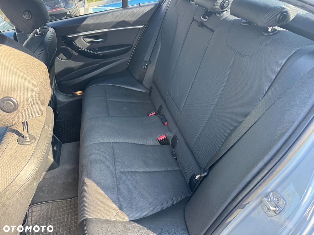 BMW Seria 3 318d Sport Line - 12
