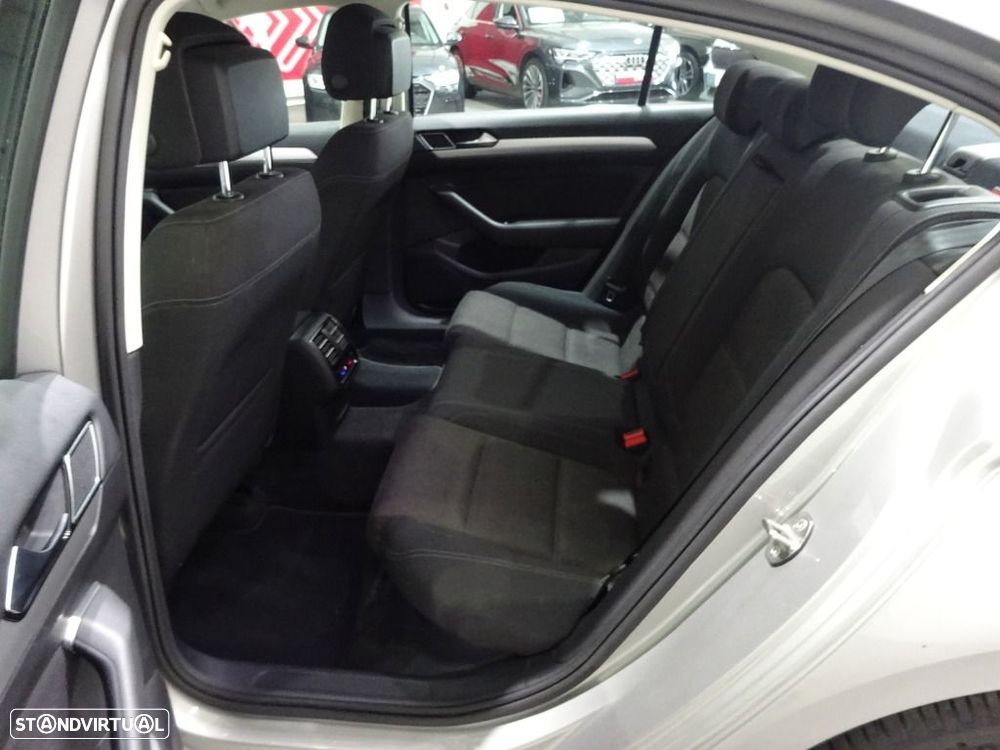 VW Passat 1.6 TDI Confortline - 29