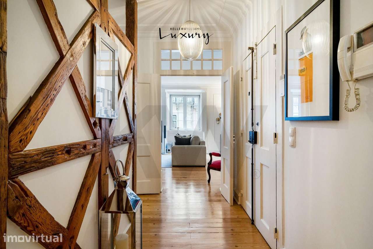 APARTAMENTO T3 RENOVADO COM AZULEJOS DO SÉCULO XVIII NUM EDIFÍCIO HIST - Grande imagem: 2/37