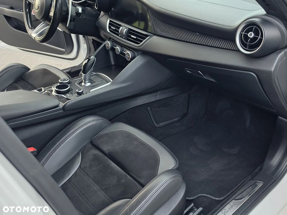 Alfa Romeo Giulia 2.9 V6 Bi-Turbo AT8 Quadrifoglio - 14
