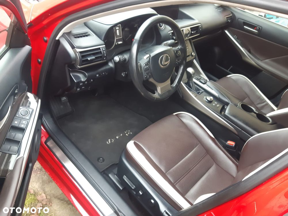 Lexus IS 300h Prestige - 10