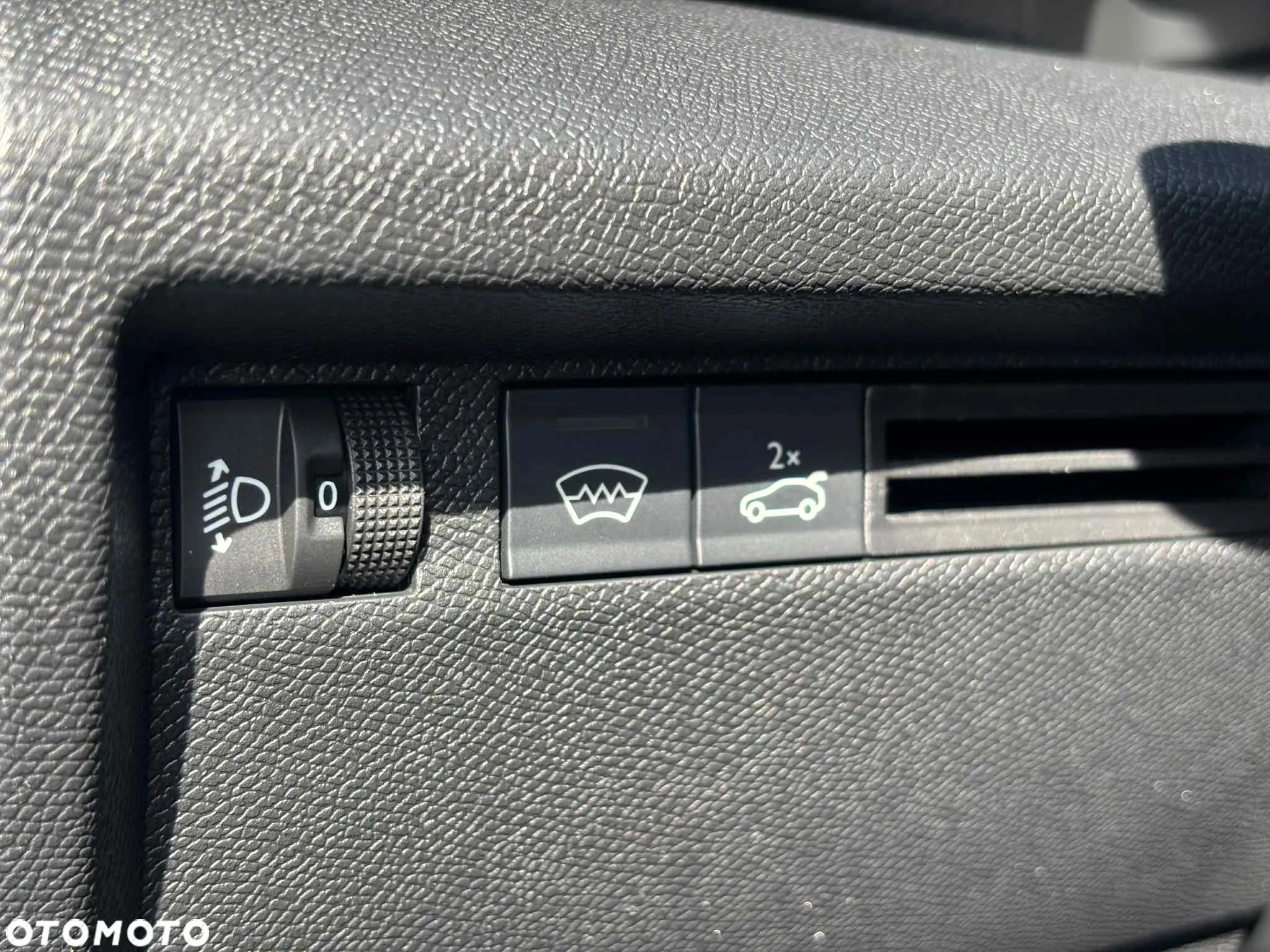 Citroën C4X 1.2 mHEV Plus eDCT6 - 12