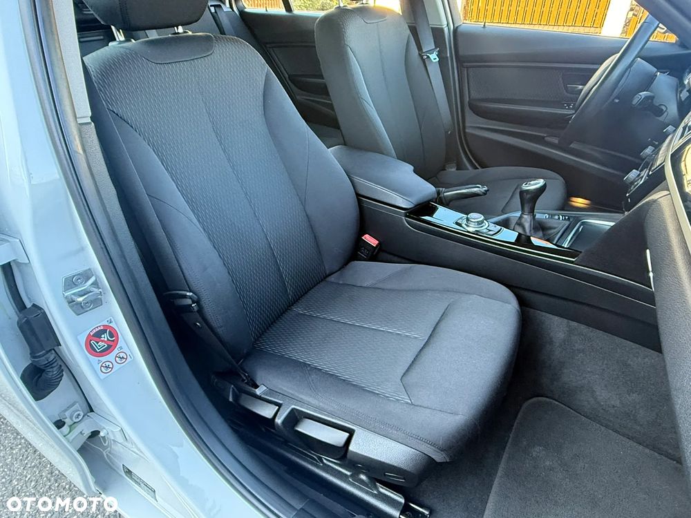 BMW Seria 3 318d M Sport Shadow - 39