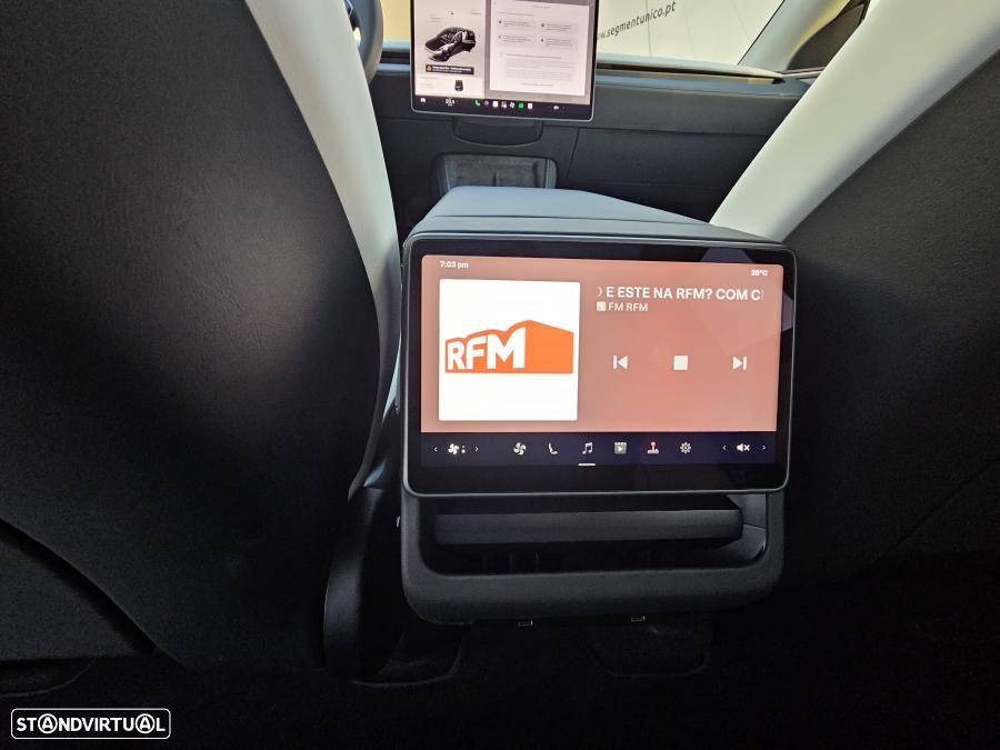 Tesla Model Y Long Range Dual Motor AWD - 28