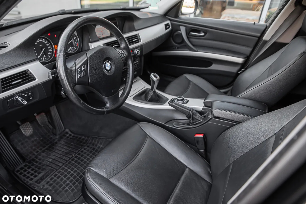 BMW Seria 3 325xi Touring - 14