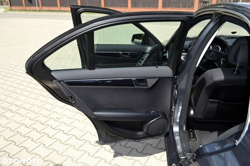 Mercedes-Benz Klasa C 180 BlueEFFICIENCY 7G-TRONIC Elegance - 35