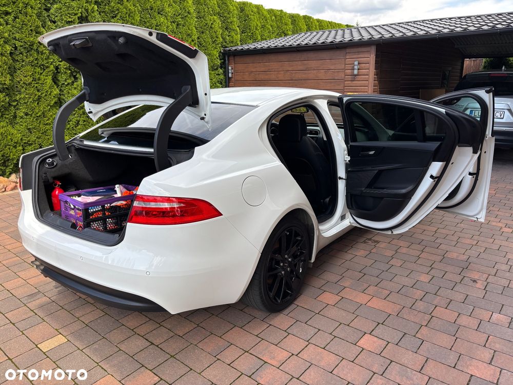 Jaguar XE 2.0 D Prestige - 28
